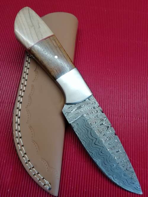 HANDMADE DAMASCUS STEEL HUNTING KNIFE !!!