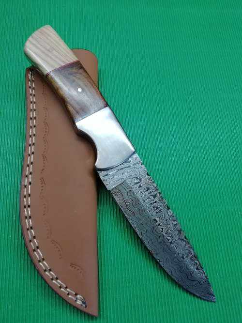 HANDMADE DAMASCUS STEEL HUNTING KNIFE !!!