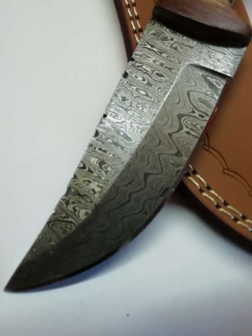 HANDMADE DAMASCUS STEEL HUNTING KNIFE !!!