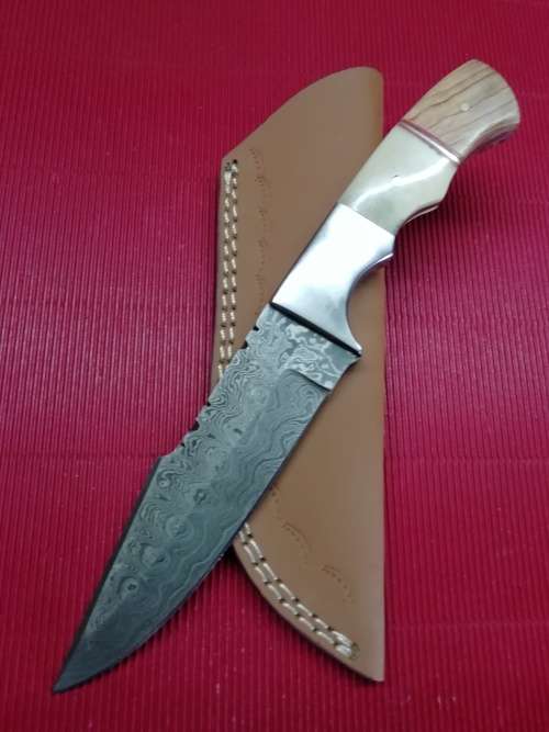 HANDMADE DAMASCUS STEEL HUNTING KNIFE !!!
