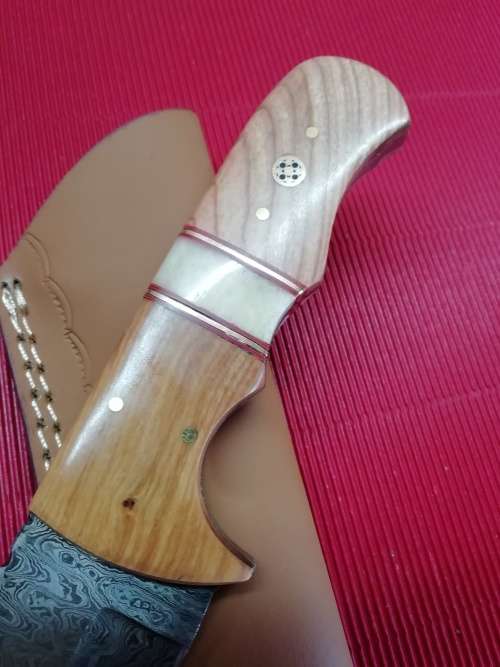 HANDMADE DAMASCUS STEEL HUNTING KNIFE !!!