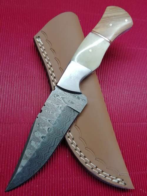 HANDMADE DAMASCUS STEEL HUNTING KNIFE !!!