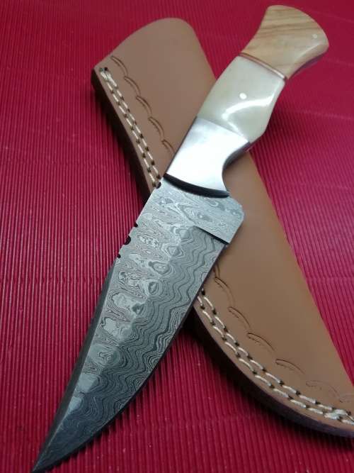 HANDMADE DAMASCUS STEEL HUNTING KNIFE !!!