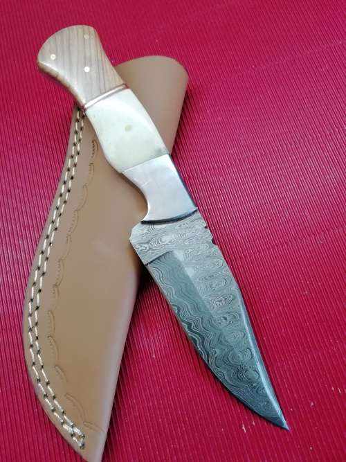 HANDMADE DAMASCUS STEEL HUNTING KNIFE !!!