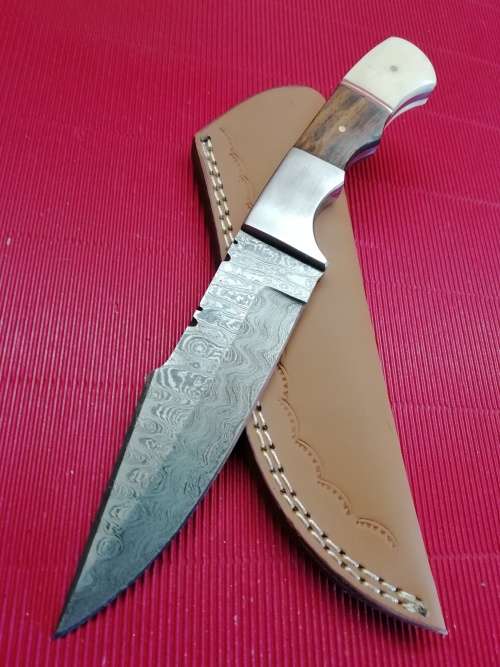 HANDMADE DAMASCUS STEEL HUNTING KNIFE !!!