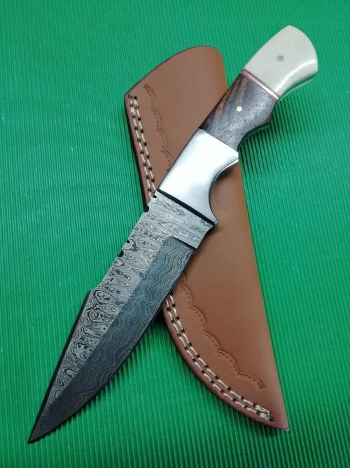 HANDMADE DAMASCUS STEEL HUNTING KNIFE !!!