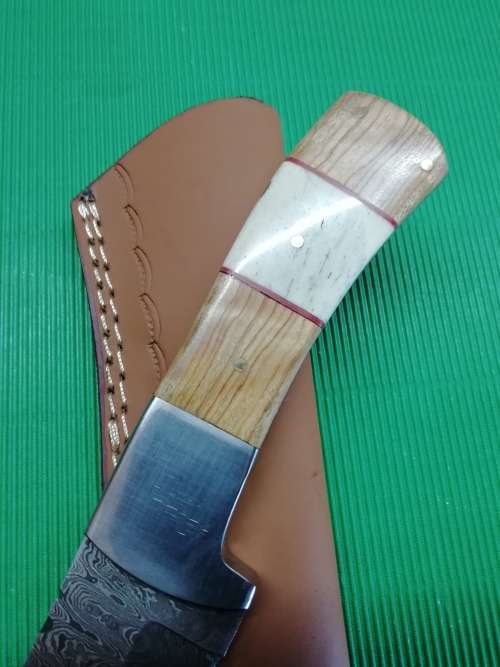 HANDMADE DAMASCUS STEEL HUNTING KNIFE !!!