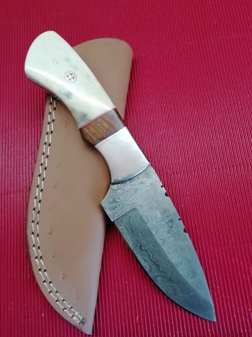 HANDMADE DAMASCUS STEEL HUNTING KNIFE !!!
