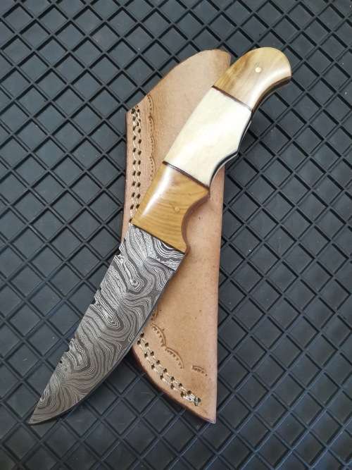 HANDMADE DAMASCUS STEEL HUNTING KNIFE !!!