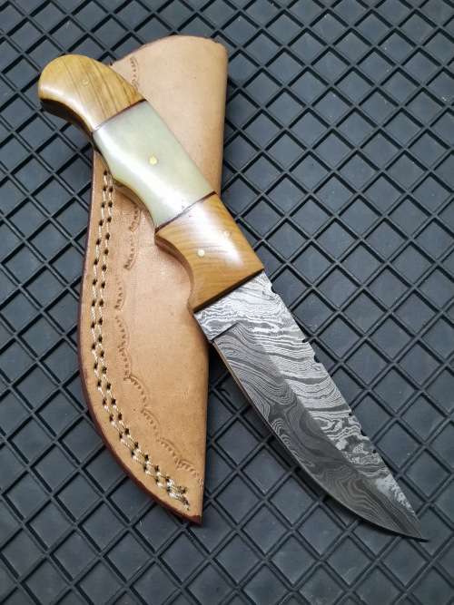 HANDMADE DAMASCUS STEEL HUNTING KNIFE !!!