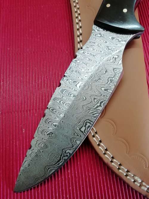 HANDMADE DAMASCUS STEEL HUNTING KNIFE !!!