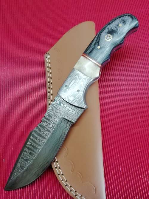 HANDMADE DAMASCUS STEEL HUNTING KNIFE !!