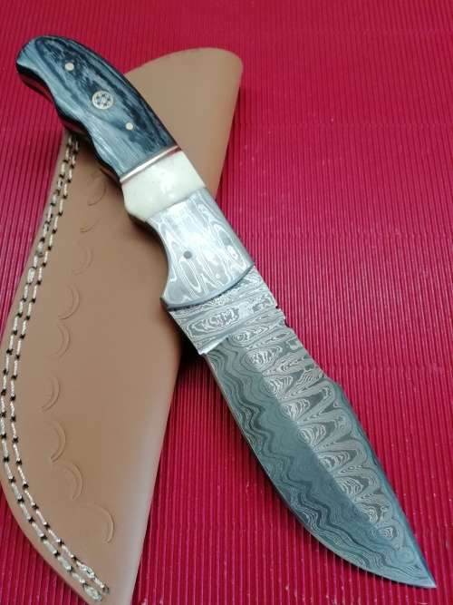 HANDMADE DAMASCUS STEEL HUNTING KNIFE !!