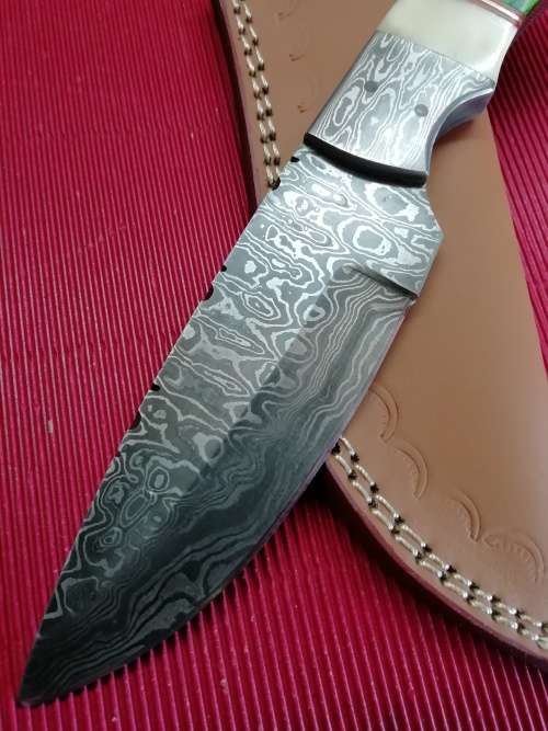 HANDMADE DAMASCUS STEEL HUNTING KNIFE !!!