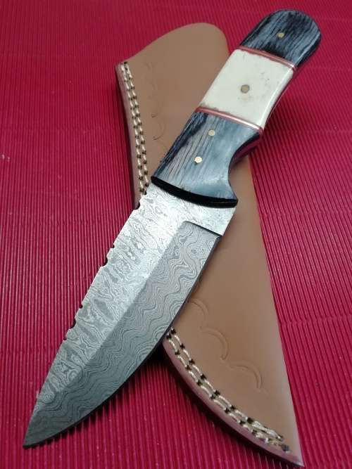 HANDMADE DAMASCUS STEEL HUNTING KNIFE !!!