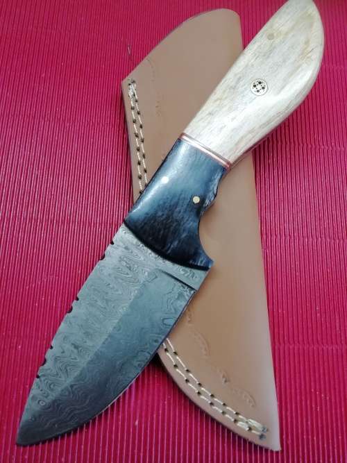 HANDMADE DAMASCUS STEEL HUNTING KNIFE !!!
