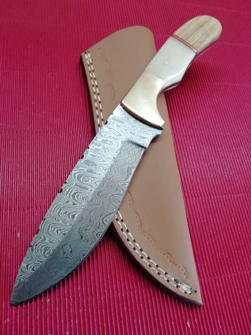 HANDMADE DAMASCUS STEEL HUNTING KNIFE !!!
