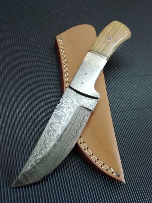 HANDMADE DAMASCUS STEEL HUNTING KNIFE !!!