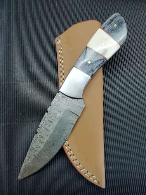HANDMADE DAMASCUS STEEL HUNTING KNIFE !!!