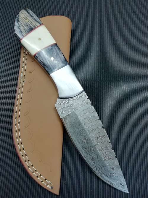 HANDMADE DAMASCUS STEEL HUNTING KNIFE !!!