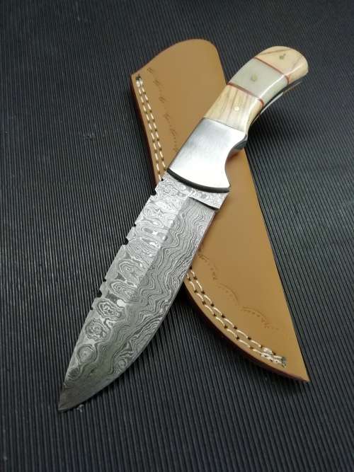 HANDMADE DAMASCUS STEEL HUNTING KNIFE !!!