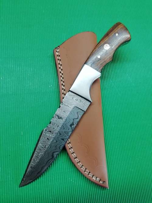 HANDMADE DAMASCUS STEEL HUNTING KNIFE !!!