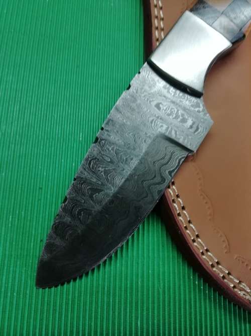 HANDMADE DAMASCUS STEEL HUNTING KNIFE !!!