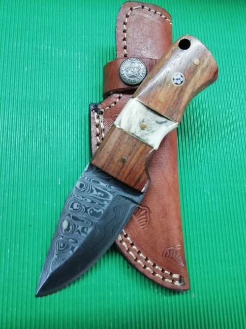 SMALL HANDMADE DAMASCUS SKINNING KNIFE !!!