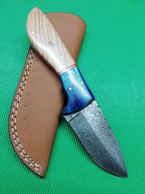 HANDMADE DAMASCUS STEEL HUNTING KNIFE !!!