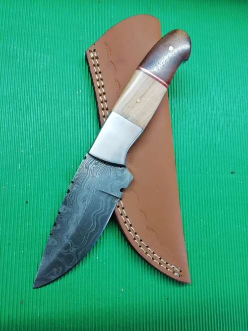HANDMADE DAMASCUS STEEL HUNTING KNIFE !!!