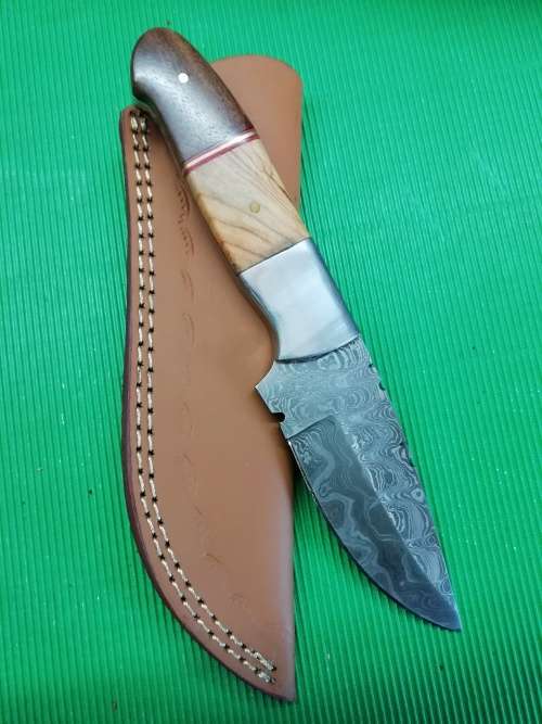 HANDMADE DAMASCUS STEEL HUNTING KNIFE !!!