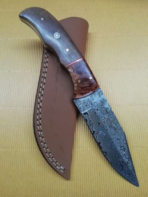 HANDMADE DAMASCUS STEEL HUNTING KNIFE !!!