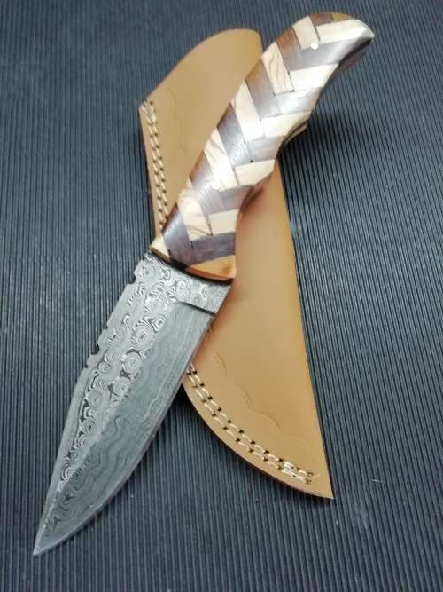 HANDMADE DAMASCUS STEEL HUNTING KNIFE !!!