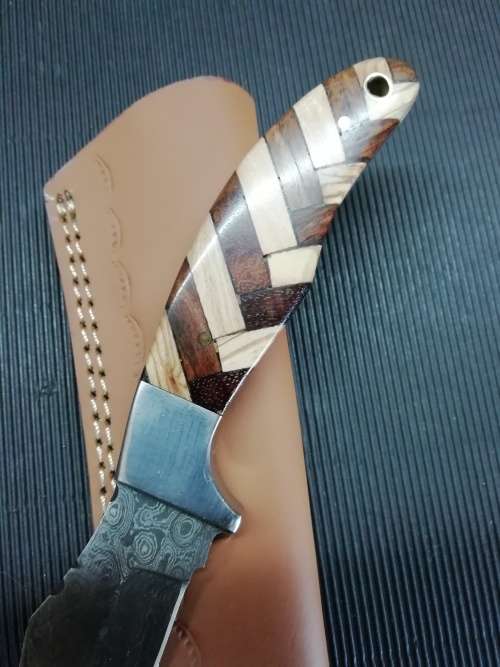 HANDMADE DAMASCUS STEEL HUNTING KNIFE !!!