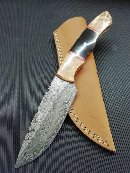 HANDMADE DAMASCUS STEEL HUNTING KNIFE !!!