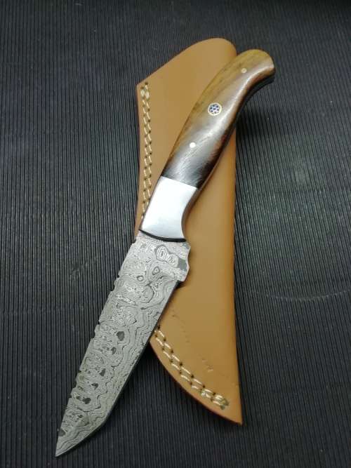 HANDMADE DAMASCUS STEEL HUNTING KNIFE !!!