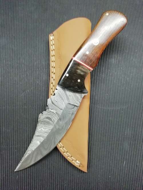 HANDMADE DAMASCUS STEEL HUNTING KNIFE !!!