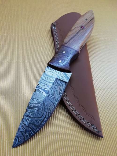 HANDMADE DAMASCUS STEEL HUNTING KNIFE !!!