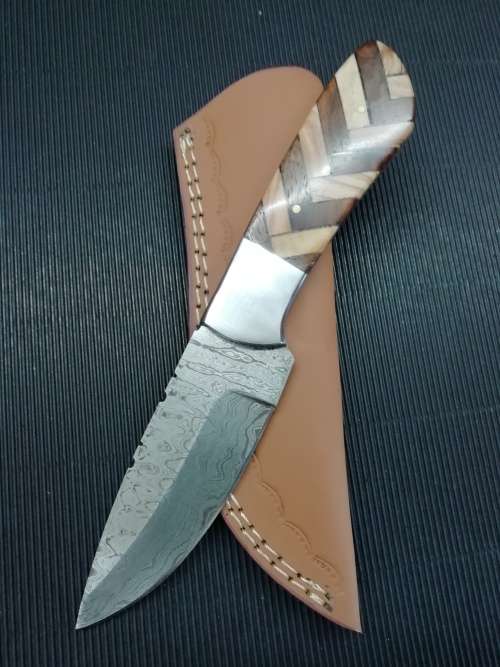 HANDMADE DAMASCUS STEEL HUNTING KNIFE !!!