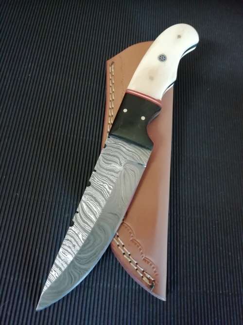 HANDMADE DAMASCUS STEEL HUNTING KNIFE !!!