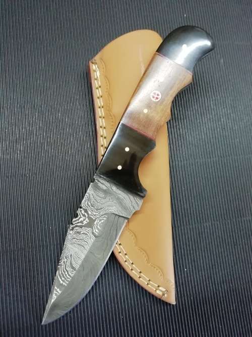 HANDMADE DAMASCUS STEEL HUNTING KNIFE !!!
