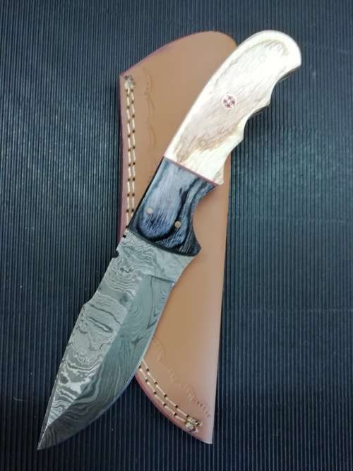 HANDMADE DAMASCUS STEEL HUNTING KNIFE !!!