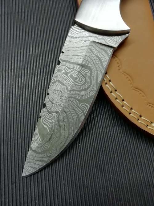 HANDMADE DAMASCUS STEEL HUNTING KNIFE !!!