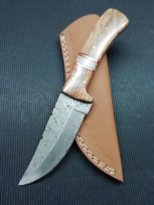 HANDMADE DAMASCUS STEEL HUNTING KNIFE !!!