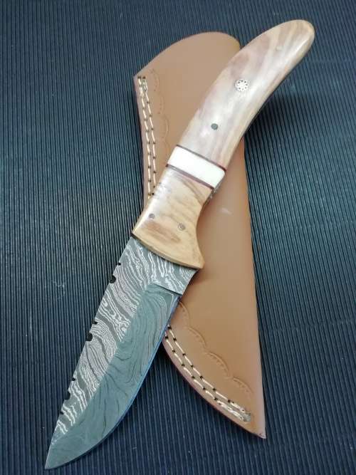 HANDMADE DAMASCUS STEEL HUNTING KNIFE !!!