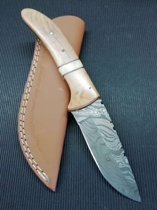 HANDMADE DAMASCUS STEEL HUNTING KNIFE !!!