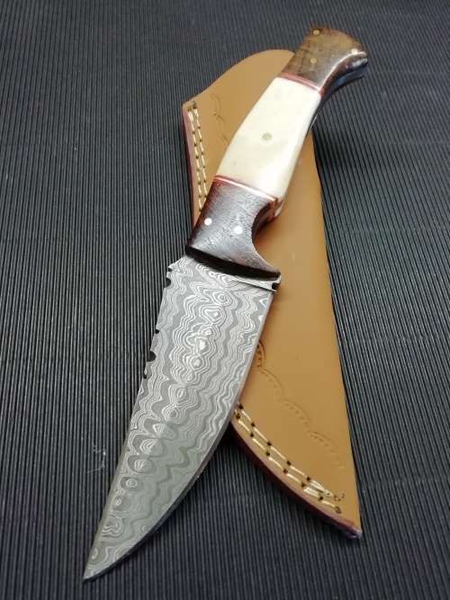 HANDMADE DAMASCUS STEEL HUNTING KNIFE !!!