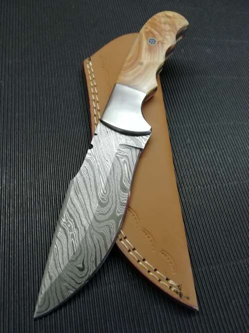 HANDMADE DAMASCUS STEEL HUNTING KNIFE !!!