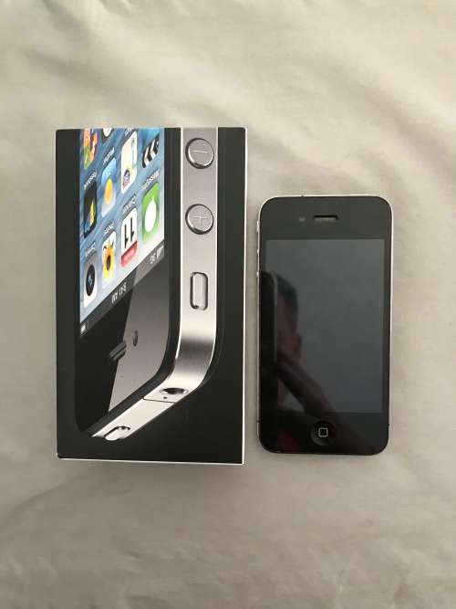 Apple Iphone 4 Black 8 GB. Very good condition.