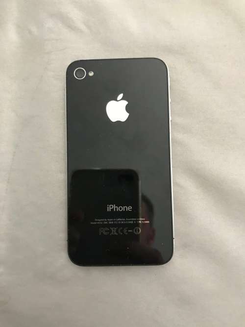 Apple Iphone 4 Black 8 GB. Very good condition.